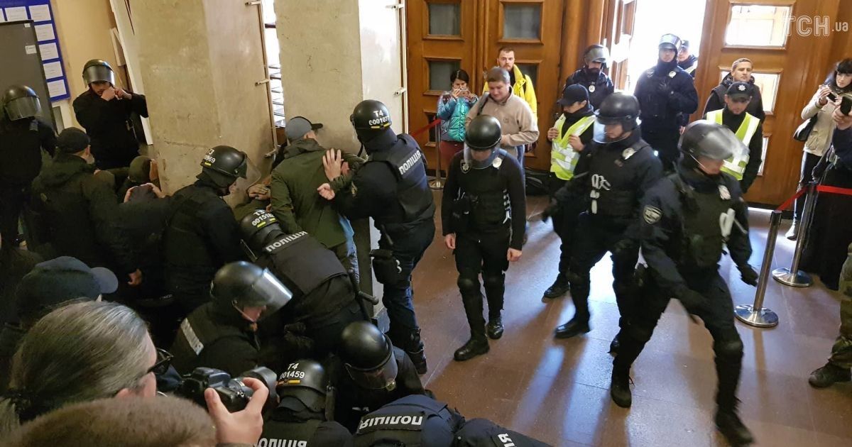 Гусовського облили зеленкою_5 / © Фото Ивана Гребенюка/ТСН