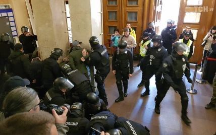Полиция задержала 19 человек за нападение на депутата Киевсовета Гусовского
