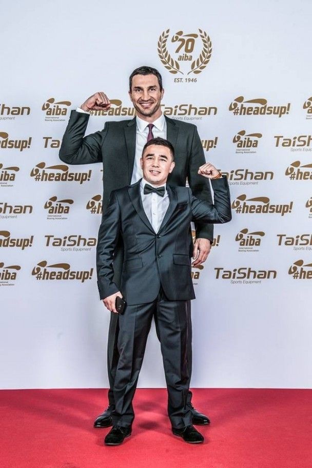 Владимир Кличко и Хасанбой Дусматов / © facebook.com/AIBA.Boxing