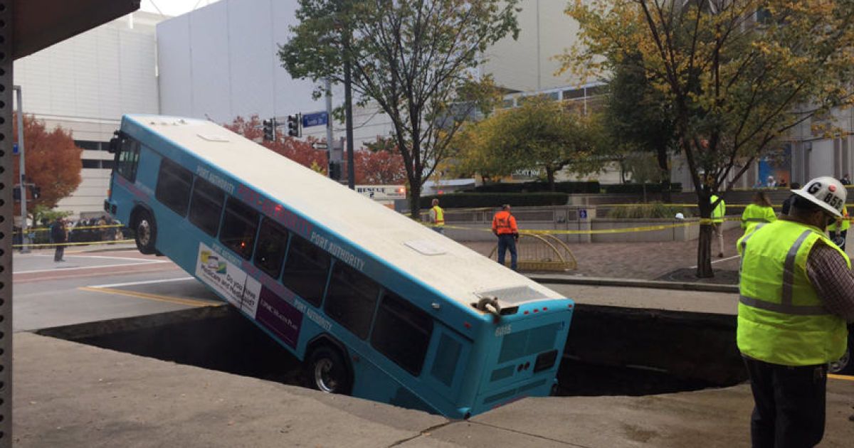 Автобус провалився під асфальт в Америці_1 / © Pgh Public Safety