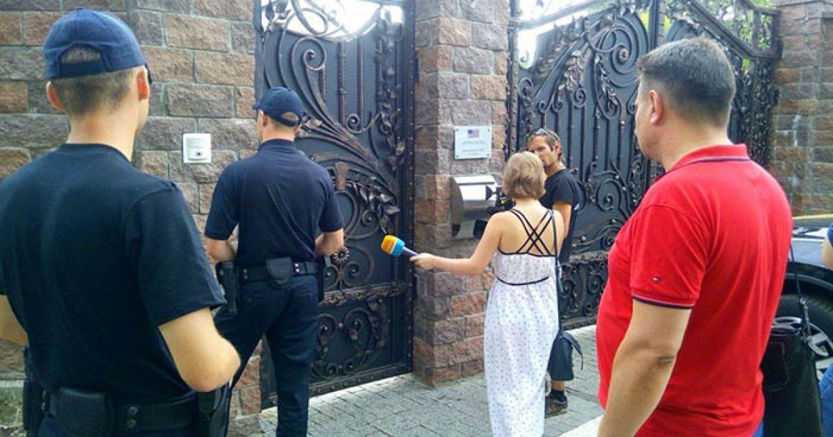 Поліція та активісти навідалися до скандальної вілли