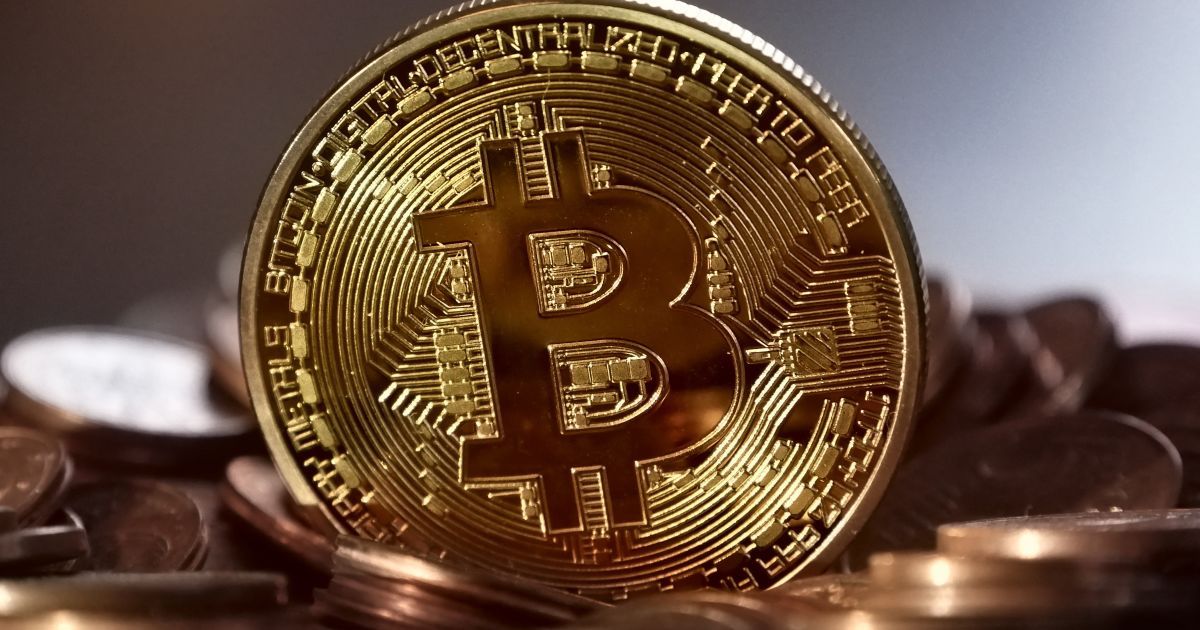 Курс биткоина снизился более чем на 10%: подробности