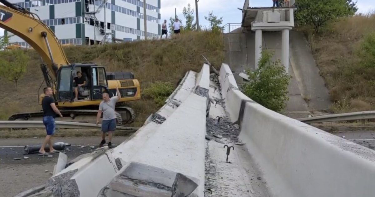 Поблизу Умані обвалився пішохідний міст