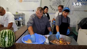 Готують 1060 порцій їжі і роздають херсонцям! Історія рестораторів Олега Бібікова та Ігоря Кукобка