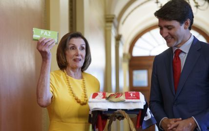Она роскошна: спикер Палаты представителей в банановом платье и лодочках встретилась с Трюдо