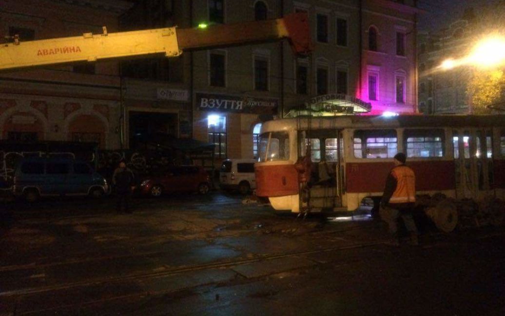 На Контрактовій площі трамвай з`їхав із коліс / © ТСН.ua