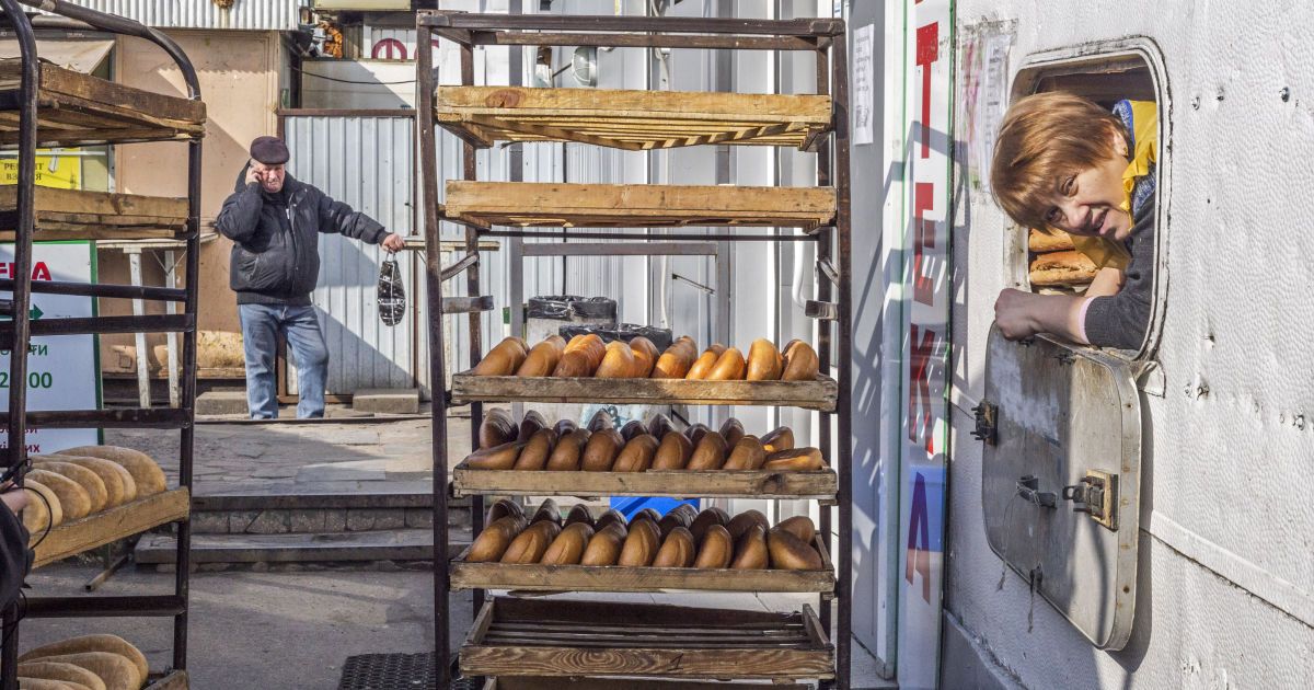 У Києві невідомий повідомив про замінування усіх кіосків з продажу хліба