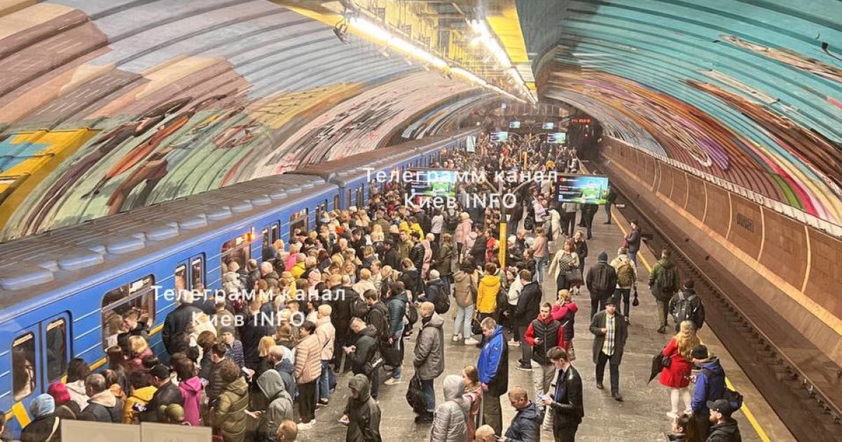 Зеленою гілкою метро тимчасово зупиняли рух / Фото: "Київ Info"
