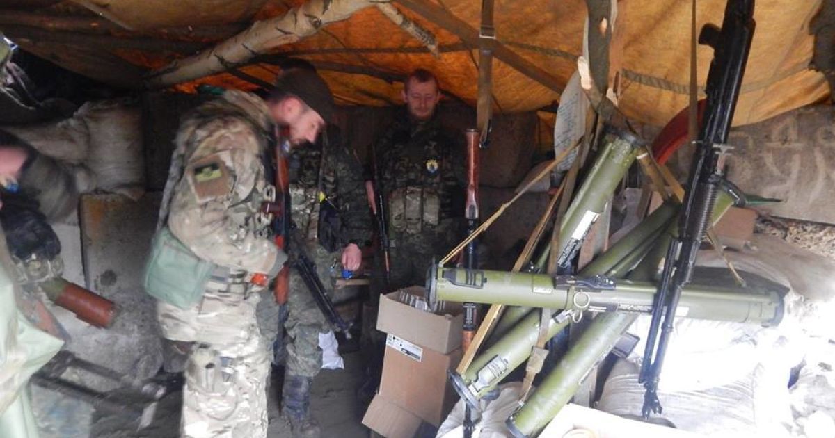 Попри холод, дощ та сніг бійці впевнені, що вистоять / © facebook.com/azov.batalion