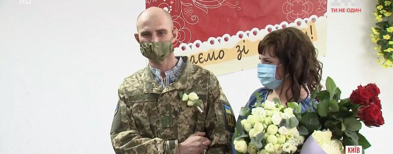 Военный, которого несколько недель назад ранил снайпер, женился в столичном военном госпитале