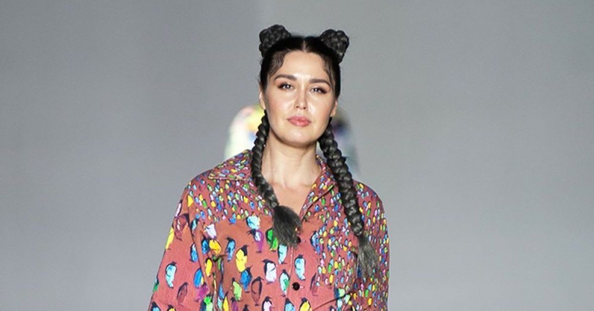 Ведущие "Твого Дня" продефилировали на Ukrainian Fashion Week в одежде с принтами картин