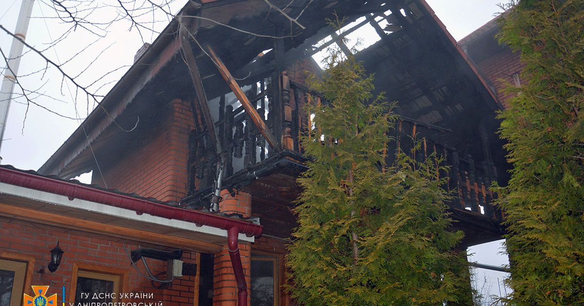 У Дніпрі за 40 хвилин згоріла двоповерхова приватна будівля (фото)