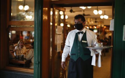 "Не знаю, что такое пирожное": в кафе Днепра работник нарушает "языковой" закон (видео)