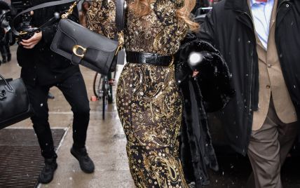 У розкішній сукні з золотим шиттям і норковій шубі: Джей Ло в Нью-Йорку