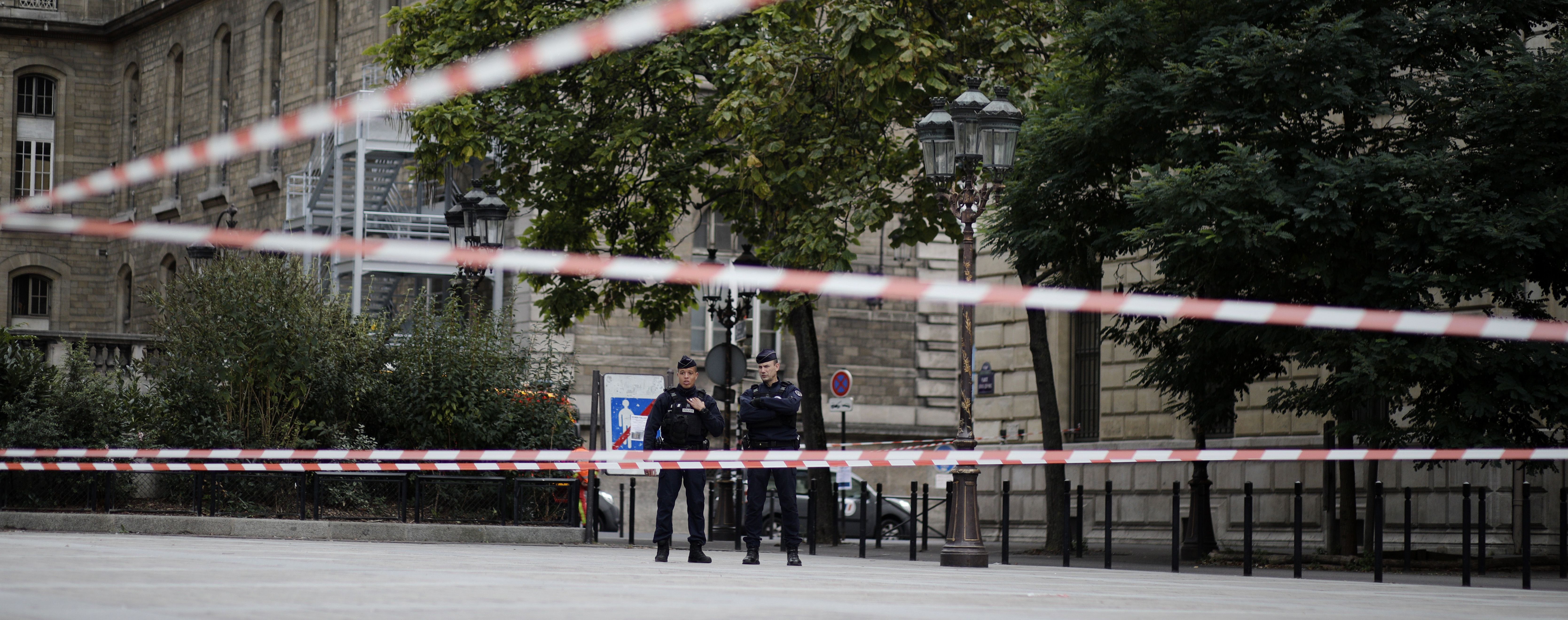 В еще одном французском городе неизвестный с ножом набросился на полицейских