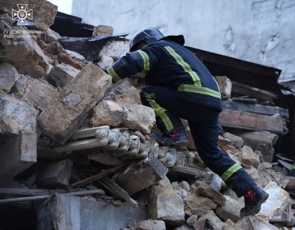 Рятувальники на місці обвалу житлового будинку в Одесі