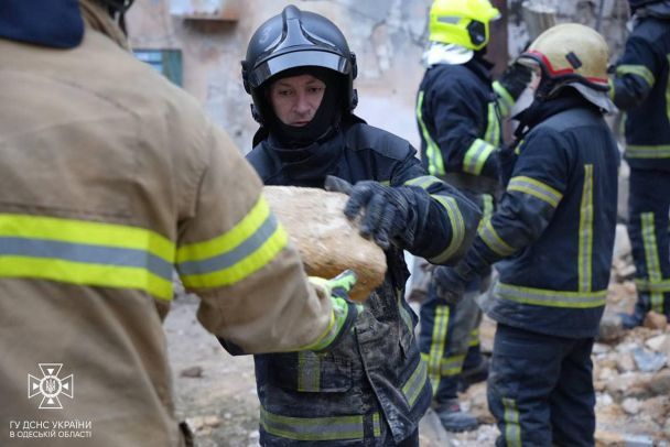 Рятувальники на місці обвалу житлового будинку в Одесі