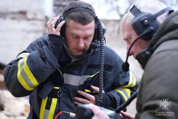 Рятувальники на місці обвалу житлового будинку в Одесі