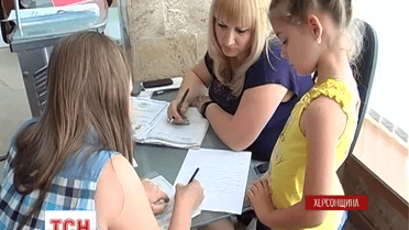 В херсонской миграционной службе возле границы с оккупированным Крымом собираются очереди