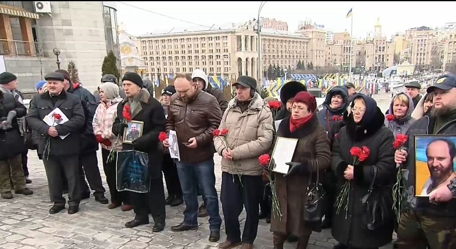 В центре Киева родственники погибших майдановцев стали в живую цепь