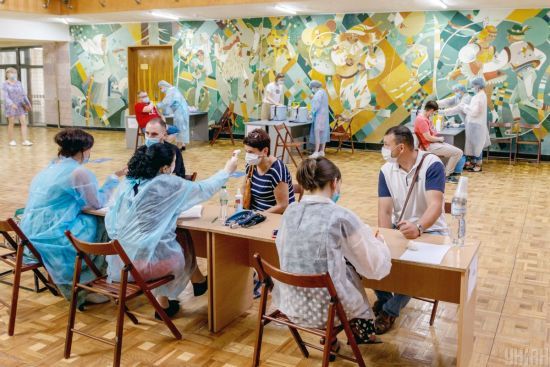 В Україні зросла кількість пунктів для щеплення від коронавірусу: більшість з них працюватиме щоденно
