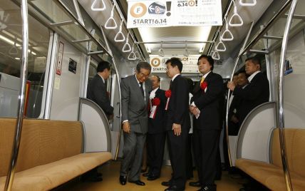 В японском метро поезд сошел с рельсов