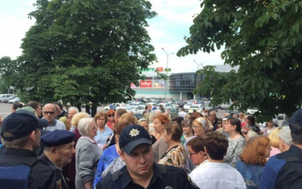 В Одесі натовп пенсіонерів протестує проти перейменування проспекту Жукова