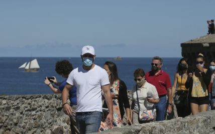 Во Франции неизвестные избили мужчину за просьбу надеть защитную маску