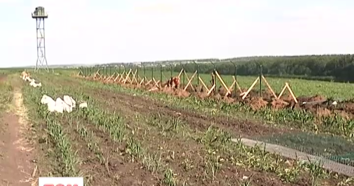 Верхняя кромка заграждения будет усилена колючей проволокой