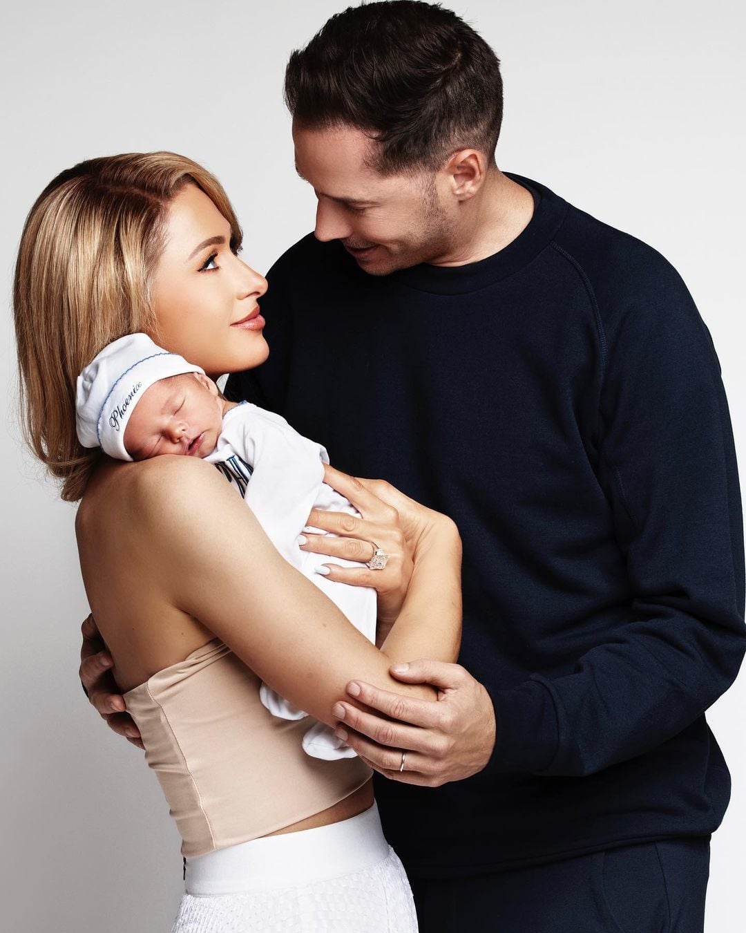 Пэрис Хилтон с мужем и сыном / © instagram.com/parishilton