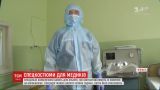 Захист від коронавірусу: комбінезони для лікарів-інфекціоністів шиють у Чернігові