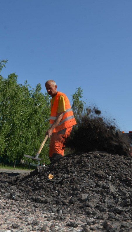 У Хмельницькій області під час ремонту дороги робітника живцем засипало землею