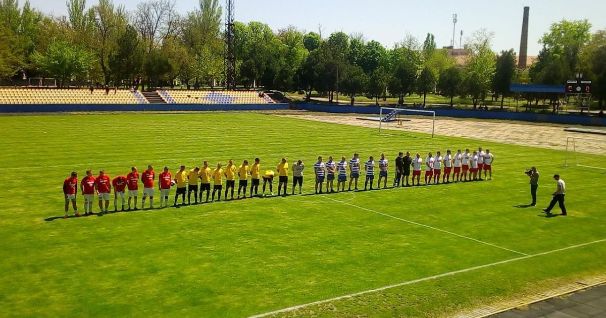 На стадіоні окупованої Нової Каховки колаборанти провели турнір на честь дня "побєдобєсія" (фото)