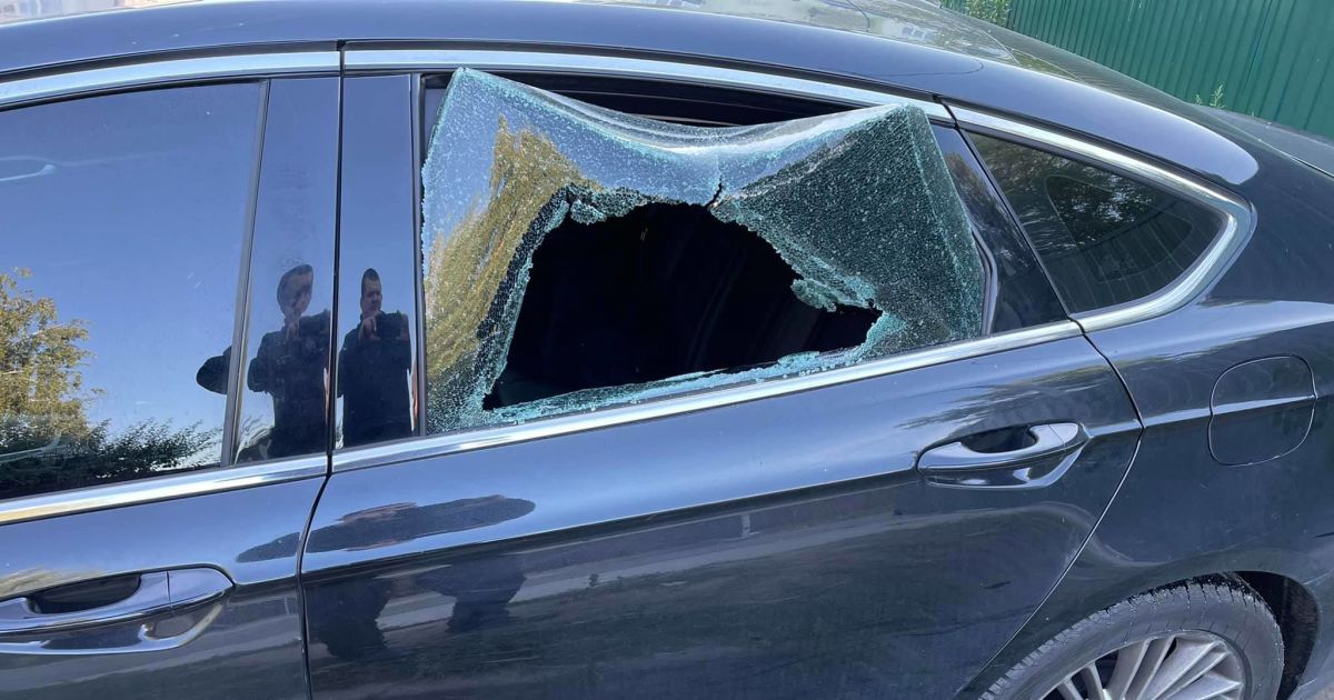 Під Києвом правозахиснику Лисянському пошкодили авто, розбили скло і підкинули мертвого кажана: фото