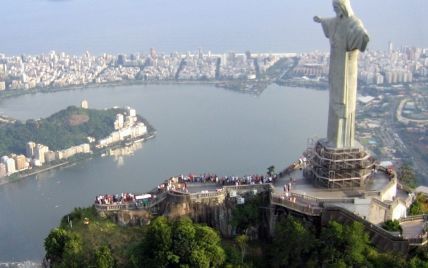 Вилізли на верхівку: в Ріо-де-Жанейро двоє чоловіків видерлися на статую Христа-Спасителя