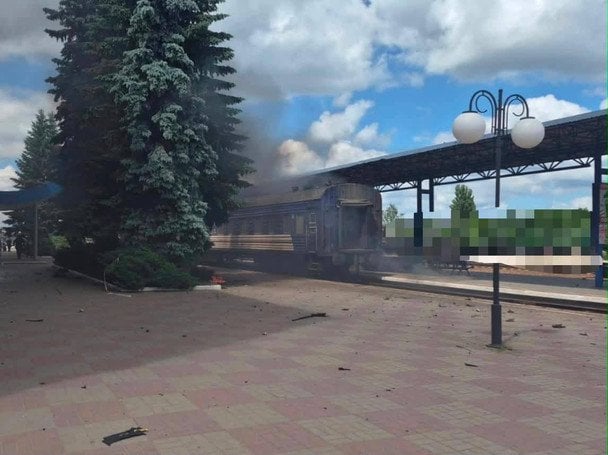 У Сумах через атаку РФ загорівся пасажирський вагон: що відо
