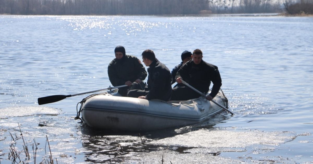 У Києві троє чоловіків перекинулись на човні біля Жукового острова і зникли