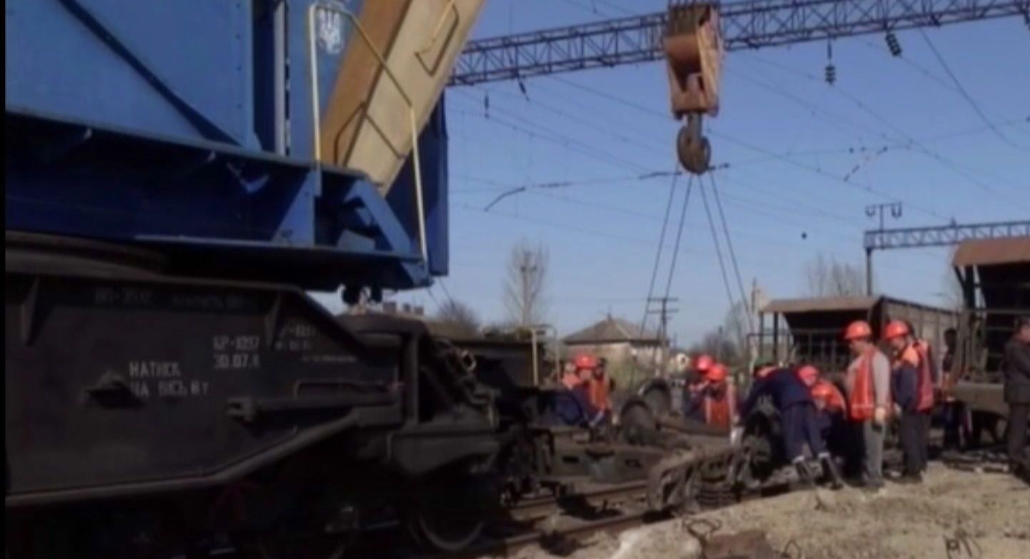 На Львовщине десять вагонов поезда перевернулись и заблокировали движение тремя путями