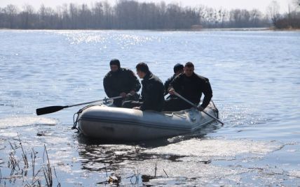 У Києві троє чоловіків перекинулись на човні біля Жукового острова і зникли