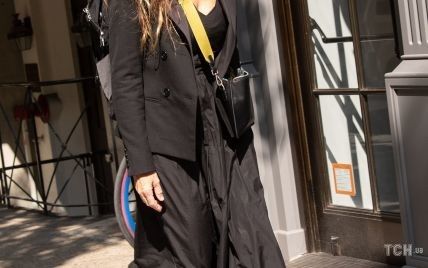Любит сумки с ярким ремешком: Сара Джессика Паркер сходила в свой обувной бутик на Манхэттене