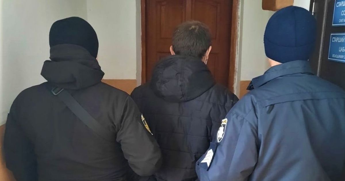 У Львівській області чоловік побив копа і намагався забрати його зброю: фото
