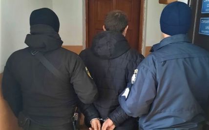 Во Львовской области мужчина избил копа и пытался забрать его оружие: фото