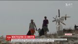 Европейские художники устроили уборку Азовского побережья