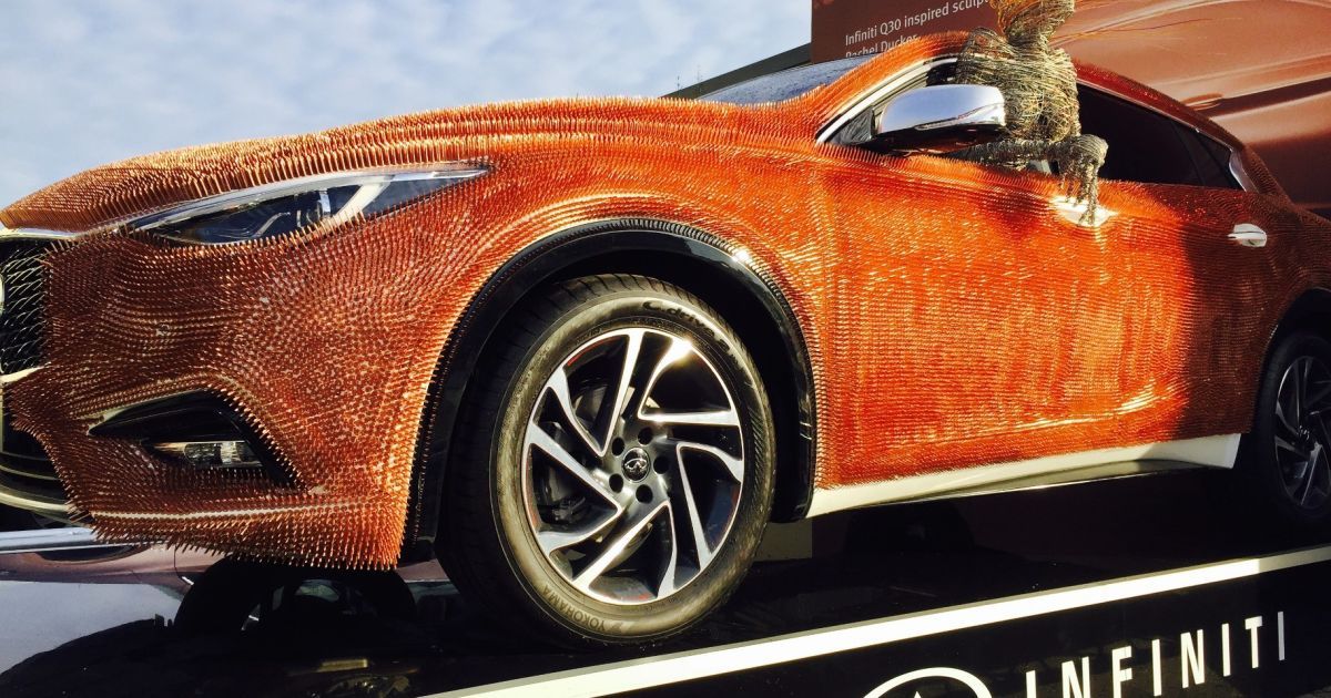 Infiniti Q30 "ощетинился" гвоздями