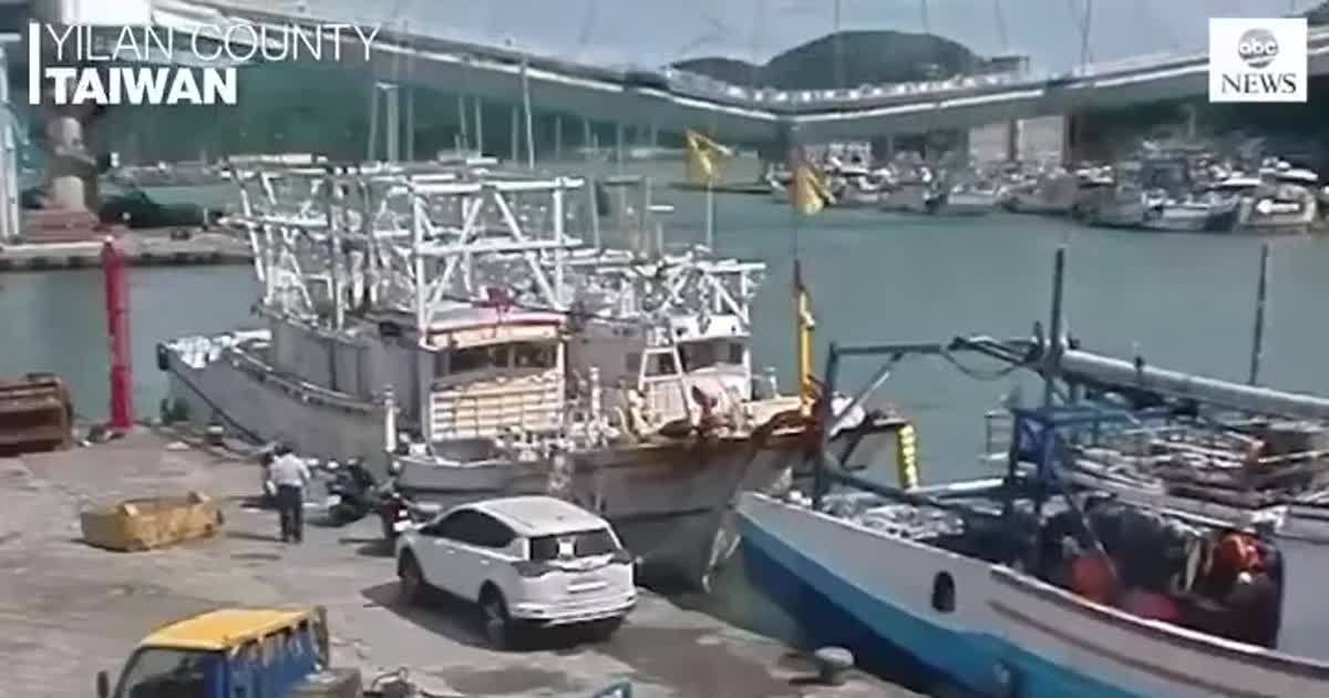 В Сети опубликовали видео обрушения моста с автомобилями на Тайване