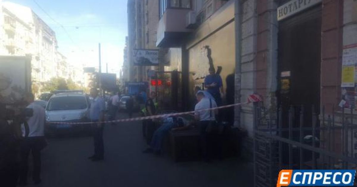 В столице возле стриптиз-клуба зарезали мужчину