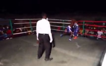 Жесть по-африкански: боксер едва до смерти не забил еле стоящего на ногах соперника (видео)