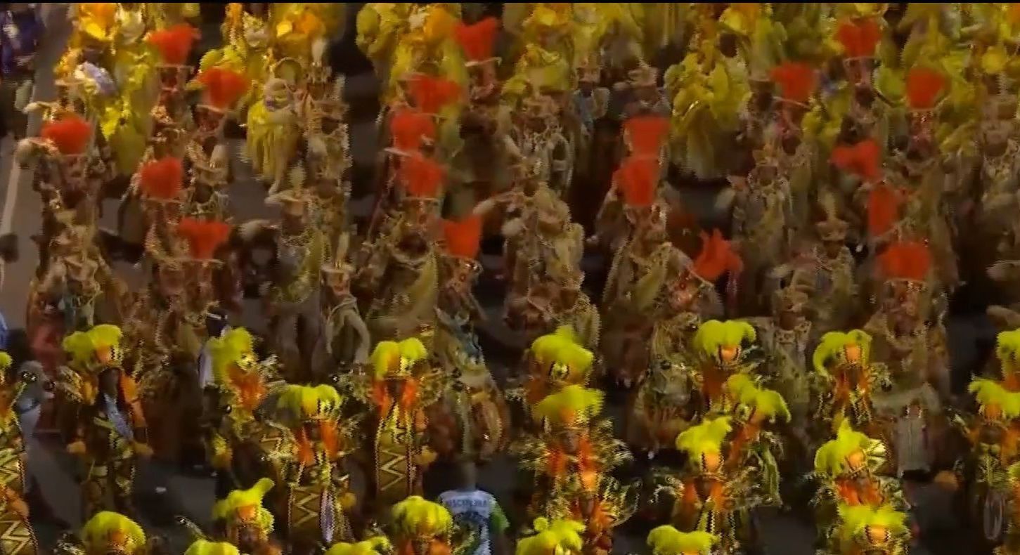 Победители карнавала в Рио-де-Жанейро торжественно прошлись самбодромом