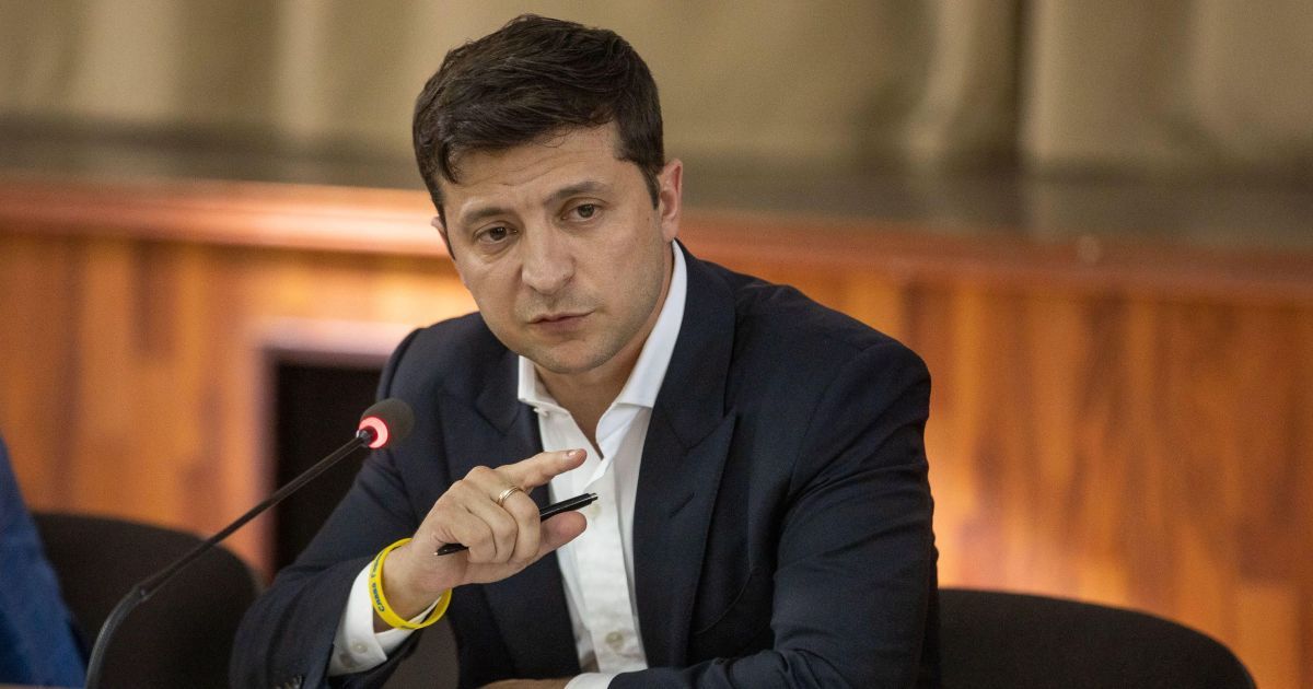 Зеленський розповів про жовті браслети "з клубу" - насправді на них прізвища українських полонених моряків
