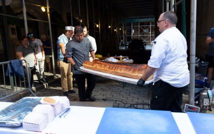 Американцы приготовили полутораметровый хот-дог и претендуют на рекорд Гиннеса